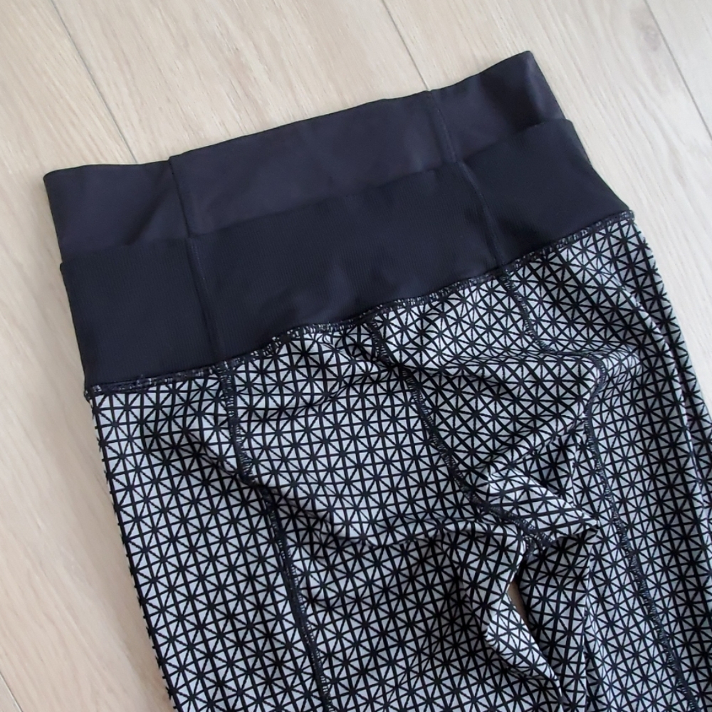 Lululemon Print Yoga Pants in Size 6 - Picture 4 of 5